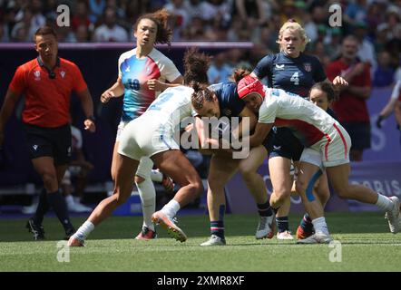 Parigi, Francia. 29 luglio 2024. Kristi Kirshe degli Stati Uniti viene schiacciata dalle rivali francesi durante la partita Women Rugby Seven alla competizione di scherma delle Olimpiadi estive 2024 allo Stade de France di Saint Denis, a nord di Parigi, in Francia, lunedì 29 luglio, 2024. foto di Maya Vidon-White/UPI credito: UPI/Alamy Live News Foto Stock