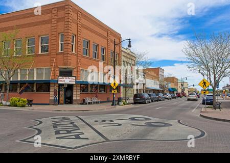 Street Painted Route 66 shield all'incrocio del famoso Standin' on the Corner Park - Winslow Arizona, aprile 2024 Foto Stock