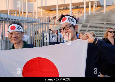 Parigi 2024 e Giappone. Tifosi giapponesi della squadra di calcio maschile del Giappone durante i Giochi Olimpici di Parigi del 2024. Uscita del piede maschile Giappone-Paraguay Foto Stock