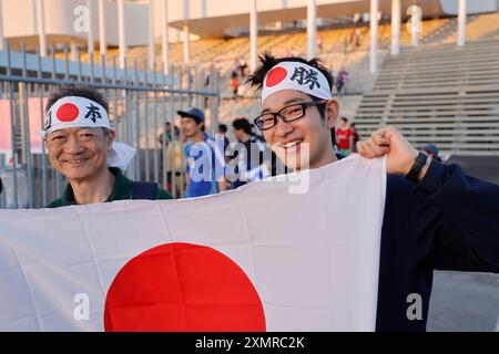 Parigi 2024 e Giappone. Tifosi giapponesi della squadra di calcio maschile del Giappone durante i Giochi Olimpici di Parigi del 2024. Uscita del piede maschile Giappone-Paraguay Foto Stock