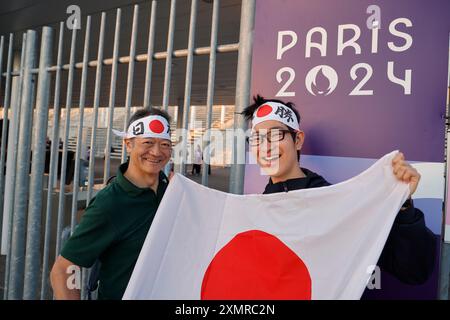 Parigi 2024 e Giappone. Tifosi giapponesi della squadra di calcio maschile del Giappone durante i Giochi Olimpici di Parigi del 2024. Uscita del piede maschile Giappone-Paraguay Foto Stock