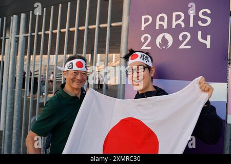 Parigi 2024 e Giappone. Tifosi giapponesi della squadra di calcio maschile del Giappone durante i Giochi Olimpici di Parigi del 2024. Uscita del piede maschile Giappone-Paraguay Foto Stock