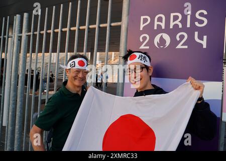 Parigi 2024 e Giappone. Tifosi giapponesi della squadra di calcio maschile del Giappone durante i Giochi Olimpici di Parigi del 2024. Uscita del piede maschile Giappone-Paraguay Foto Stock