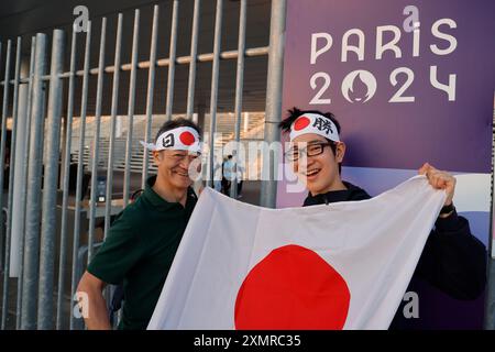 Parigi 2024 e Giappone. Tifosi giapponesi della squadra di calcio maschile del Giappone durante i Giochi Olimpici di Parigi del 2024. Uscita del piede maschile Giappone-Paraguay Foto Stock