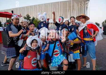 Parigi 2024 e Giappone. Tifosi giapponesi della squadra di calcio maschile del Giappone durante i Giochi Olimpici di Parigi del 2024. Uscita del piede maschile Giappone-Paraguay Foto Stock