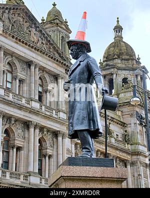 Glasgow, Scozia, Regno Unito. Dal 29 luglio 2024: La situazione delle statue di George Square, che sono destinate allo stoccaggio mentre l'area subisce un massiccio rinnovamento. Le sculture in bronzo soffrono delle attenzioni dei gabbiani locali, pochi dei quali hanno l'iconico cono simbiolo della città per proteggerli. James Oswald politico liberale. Chiaramente richiederanno il ripristino quando saranno rappresentati nel 2025. Credit Gerard Ferry/Alamy Live News Foto Stock