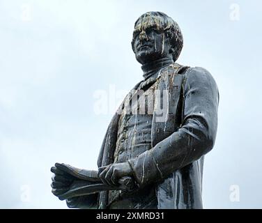 Glasgow, Scozia, Regno Unito. Dal 29 luglio 2024: La situazione delle statue di George Square, che sono destinate allo stoccaggio mentre l'area subisce un massiccio rinnovamento. Le sculture in bronzo soffrono delle attenzioni dei gabbiani locali, pochi dei quali hanno l'iconico cono simbiolo della città per proteggerli. Robert Peel, creatore della polizia, non ha rispetto. Chiaramente richiederanno il ripristino quando saranno rappresentati nel 2025. Credit Gerard Ferry/Alamy Live News Foto Stock