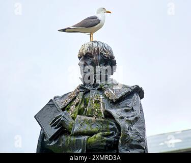 Glasgow, Scozia, Regno Unito. Dal 29 luglio 2024: La situazione delle statue di George Square, che sono destinate allo stoccaggio mentre l'area subisce un massiccio rinnovamento. Le sculture in bronzo soffrono delle attenzioni dei gabbiani locali, pochi dei quali hanno l'iconico cono simbiolo della città per proteggerli. William Gladstone, famoso primo ministro. Chiaramente richiederanno il ripristino quando saranno rappresentati nel 2025. Credit Gerard Ferry/Alamy Live News Foto Stock