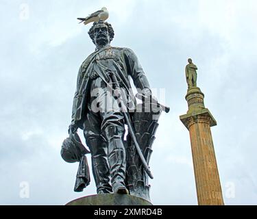 Glasgow, Scozia, Regno Unito. Dal 29 luglio 2024: La situazione delle statue di George Square, che sono destinate allo stoccaggio mentre l'area subisce un massiccio rinnovamento. Le sculture in bronzo soffrono delle attenzioni dei gabbiani locali, pochi dei quali hanno l'iconico cono simbiolo della città per proteggerli. Field Marshall Lord Clyde con scott sullo sfondo. Chiaramente richiederanno il ripristino quando saranno rappresentati nel 2025. Credit Gerard Ferry/Alamy Live News Foto Stock