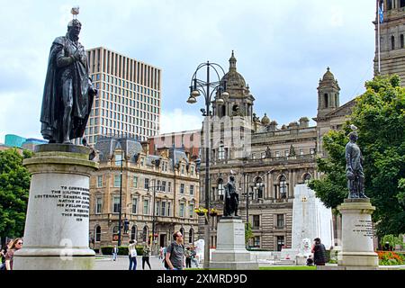 Glasgow, Scozia, Regno Unito. Dal 29 luglio 2024: La situazione delle statue di George Square, che sono destinate allo stoccaggio mentre l'area subisce un massiccio rinnovamento. Le sculture in bronzo soffrono delle attenzioni dei gabbiani locali, pochi dei quali hanno l'iconico cono simbiolo della città per proteggerli. Chiaramente richiederanno il ripristino quando saranno rappresentati nel 2025. Credit Gerard Ferry/Alamy Live News Foto Stock