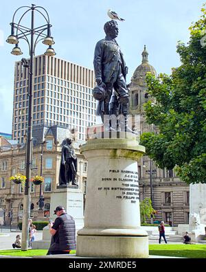 Glasgow, Scozia, Regno Unito. Dal 29 luglio 2024: La situazione delle statue di George Square, che sono destinate allo stoccaggio mentre l'area subisce un massiccio rinnovamento. Le sculture in bronzo soffrono delle attenzioni dei gabbiani locali, pochi dei quali hanno l'iconico cono simbiolo della città per proteggerli. Chiaramente richiederanno il ripristino quando saranno rappresentati nel 2025. Credit Gerard Ferry/Alamy Live News Foto Stock