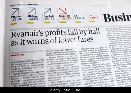 "I profitti di Ryanair sono dimezzati in quanto avverte delle tariffe più basse" articolo del quotidiano Guardian sul profitto commerciale delle compagnie aeree 23 luglio 2024 Londra Regno Unito Foto Stock