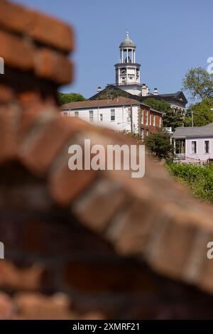 Vicksburg, Mississippi, Stati Uniti - 23 aprile 2024: Il sole del pomeriggio splende nel centro storico del tribunale. Foto Stock