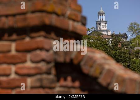 Vicksburg, Mississippi, Stati Uniti - 23 aprile 2024: Il sole del pomeriggio splende nel centro storico del tribunale. Foto Stock