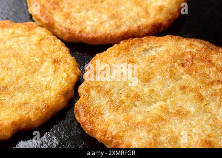 Dettagli dei pancake di patate su una padella in ghisa. Foto Stock