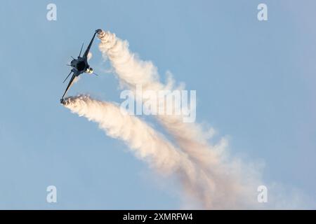 Radom, Polonia - 27 agosto 2023: Aereo da caccia Lockheed F-16 Fighting Falcon dell'aeronautica belga in volo. Aerei aeronautici e militari. Foto Stock