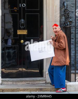 29 luglio 2024, Londra, Inghilterra, Regno Unito: TWEEDY the Clown viene visto consegnare in una petizione al 10 Downing Street per conto della UK Circus Industry. La petizione dell'Association of Circus Owners (ACP) del Regno Unito mira a rafforzare il trattato dell'UNESCO sul patrimonio culturale immateriale. (Credit Image: © Tayfun Salci/ZUMA Press Wire) SOLO PER USO EDITORIALE! Non per USO commerciale! Foto Stock