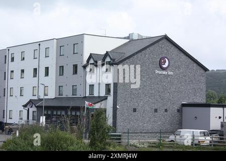 Il Premier Inn si trova di fronte alla stazione Ffestiniog Railway Harbour a Porthmadog, Galles, Regno Unito Foto Stock