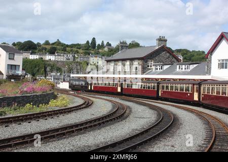 Il treno per Blaenau Ffestiniog ti aspetta alla stazione Harbour di Porthmadog, Galles, Regno Unito Foto Stock