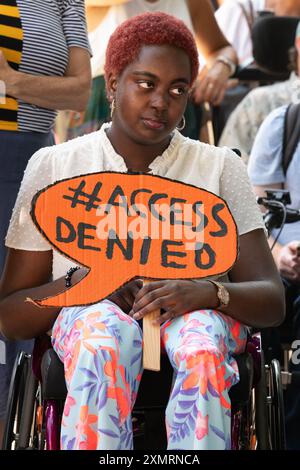 Londra, Regno Unito. 29 luglio 2024. Inclusione del gruppo per i diritti dei disabili Londra organizza una manifestazione in Parliament Square che chiede un’azione urgente da parte del nuovo governo laburista per garantire la costruzione di nuove case per soddisfare le esigenze di tutti. Crediti: Ron Fassbender/Alamy Live News Foto Stock