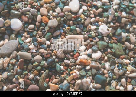 Pietre colorate, piccola spiaggia di ciottoli sul mare, splendido sfondo naturale Foto Stock