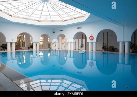 Moderna piscina interna in stile arabo in un resort in Tunisia. Foto Stock