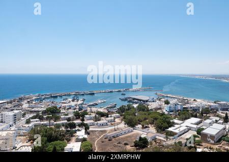 Marina con yacht vicino a hotel di lusso nel mediterraneo, stile di vita all'aperto. Foto Stock