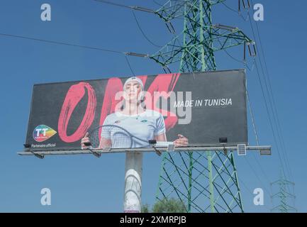 Pubblicità del tennista tunisino, Ons Jabeur, per strada. Foto Stock