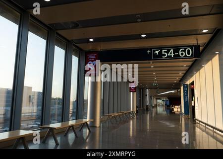 Terminal dell'aeroporto vuoto. Aeroporto internazionale Vantaa di Helsinki. Foto Stock