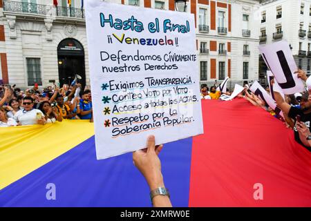 Madrid, Madrid, SPAGNA. 29 luglio 2024. La comunità venezuelana di Madrid ha dimostrato nella Puerta del Sol centrale di sostenere le proteste dei loro concittadini a Caracas contro quelle che dicono essere state frodi elettorali da parte del regime di Maduro. (Credit Image: © Richard Zubelzu/ZUMA Press Wire) SOLO PER USO EDITORIALE! Non per USO commerciale! Foto Stock