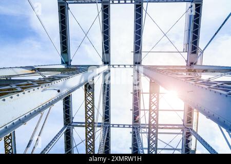 Cieli soleggiati sopra il Newport Southbank Bridge, noto anche come Purple People Bridge Foto Stock