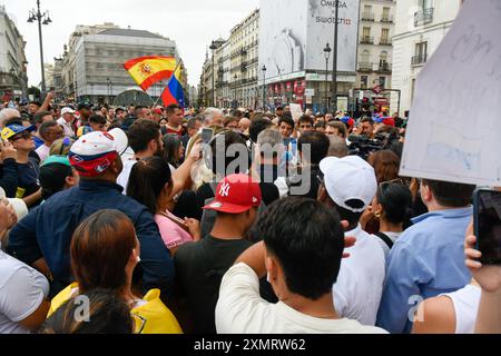 Madrid, Madrid, SPAGNA. 29 luglio 2024. La comunità venezuelana di Madrid ha dimostrato nella Puerta del Sol centrale di sostenere le proteste dei loro concittadini a Caracas contro quelle che dicono essere state frodi elettorali da parte del regime di Maduro. (Credit Image: © Richard Zubelzu/ZUMA Press Wire) SOLO PER USO EDITORIALE! Non per USO commerciale! Foto Stock