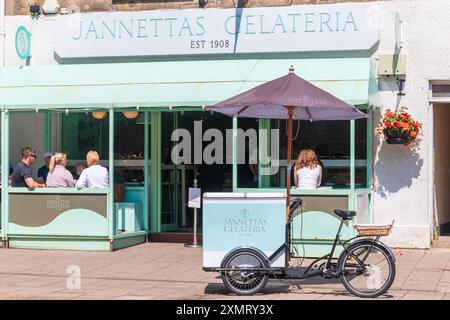 Ingresso anteriore alla celateria jannettas, famosa gelateria e negozio a South Street, St Andrews, Fife, Scozia, Regno Unito Foto Stock