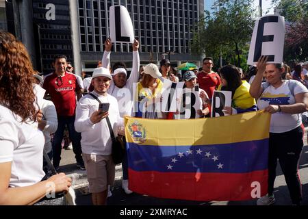 I cittadini venezuelani che vivono in Brasile partecipano a una protesta contro i risultati elettorali il 29 luglio 2024 su Paulista Avenue a São Paolo. (Photo Faga/Sipa USA) credito: SIPA USA/Alamy Live News Foto Stock