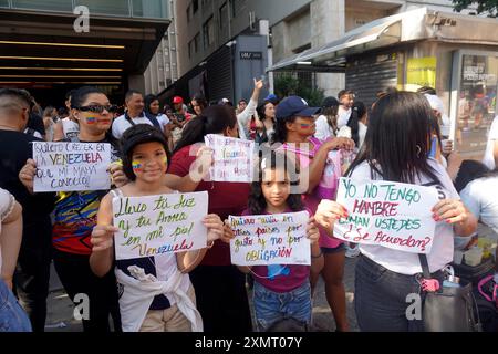 I cittadini venezuelani che vivono in Brasile partecipano a una protesta contro i risultati elettorali il 29 luglio 2024 su Paulista Avenue a São Paolo. (Photo Faga/Sipa USA) credito: SIPA USA/Alamy Live News Foto Stock