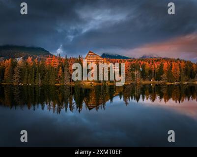 Lago Strbske, Slovacchia - Vista panoramica dell'iconico lago Strbske (Strbske Pleso) in un soleggiato pomeriggio autunnale con alti Tatra e Tatra Towe Foto Stock