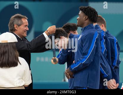 Parigi, Francia. 29 luglio 2024. Stephen Nedoroscik degli Stati Uniti riceve la sua medaglia di bronzo dopo che il Team USA è arrivato terzo nelle finali a squadre di ginnastica artistica maschile ai Giochi Olimpici estivi di Parigi, Francia, lunedì 29 luglio 2024. Foto di Kate Benic/UPI credito: UPI/Alamy Live News Foto Stock