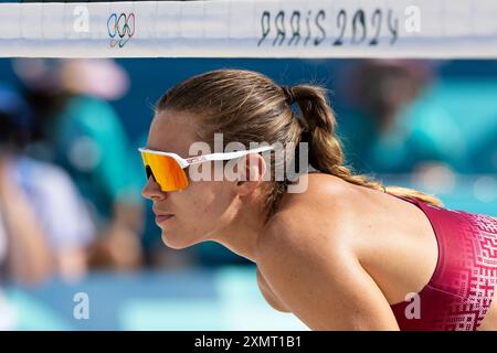 Parigi, Francia, 29 luglio 2024. Tina Graudina della Lettonia guarda le partite preliminari di Beach volley femminile durante la partita dei Giochi Olimpici di Parigi 2024 tra Tina Graudina e Anastasija Samoilova della Lettonia e Zoe Verge-Depre e Esmee Boebner della Svizzera allo stadio della Torre Eiffel il 29 luglio 2024 a Parigi, Francia. Crediti: Pete Dovgan/Speed Media/Alamy Live News Foto Stock