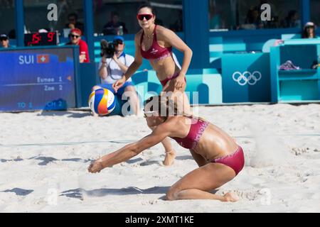 Parigi, Francia, 29 luglio 2024. Tina Graudina della Lettonia batte la palla ai turni preliminari di Beach volley femminile durante la partita dei Giochi Olimpici di Parigi 2024 tra Tina Graudina e Anastasija Samoilova della Lettonia e Zoe Verge-Depre e Esmee Boebner della Svizzera allo stadio della Torre Eiffel il 29 luglio 2024 a Parigi, Francia. Crediti: Pete Dovgan/Speed Media/Alamy Live News Foto Stock