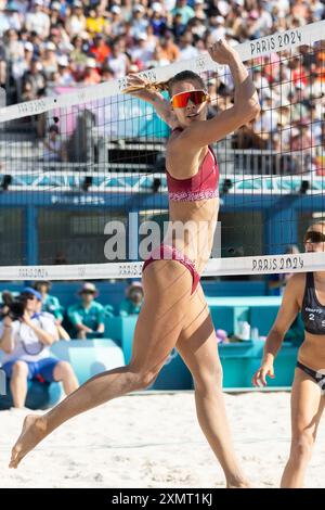 Parigi, Francia, 29 luglio 2024. Tina Graudina della Lettonia reagisce ai turni preliminari di Beach volley femminile durante la partita dei Giochi Olimpici di Parigi 2024 tra Tina Graudina e Anastasija Samoilova della Lettonia e Zoe Verge-Depre e Esmee Boebner della Svizzera allo stadio della Torre Eiffel il 29 luglio 2024 a Parigi, Francia. Crediti: Pete Dovgan/Speed Media/Alamy Live News Foto Stock