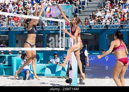 Parigi, Francia, 29 luglio 2024. Tina Graudina, della Lettonia, ha battuto i turni preliminari di Beach volley femminile durante la partita dei Giochi Olimpici di Parigi 2024 tra Tina Graudina e Anastasija Samoilova della Lettonia e Zoe Verge-Depre e Esmee Boebner della Svizzera allo stadio della Torre Eiffel il 29 luglio 2024 a Parigi, Francia. Crediti: Pete Dovgan/Speed Media/Alamy Live News Foto Stock