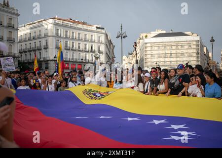 Madrid, Spagna. 29 luglio 2024. I venezuelani residenti in Spagna si sono riuniti questo pomeriggio alla Puerta del Sol di Madrid in occasione della celebrazione delle elezioni presidenziali venezuelane e a sostegno del candidato Edmundo González e del leader dell'opposizione, María Corina Machado. Hanno chiesto un riconteggio dei voti con garanzie e un processo pulito. Crediti: D. Canales Carvajal/Alamy Live News Foto Stock