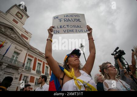 Madrid, Spagna. 29 luglio 2024. I venezuelani residenti in Spagna si sono riuniti questo pomeriggio alla Puerta del Sol di Madrid in occasione della celebrazione delle elezioni presidenziali venezuelane e a sostegno del candidato Edmundo González e del leader dell'opposizione, María Corina Machado. Hanno chiesto un riconteggio dei voti con garanzie e un processo pulito. Crediti: D. Canales Carvajal/Alamy Live News Foto Stock