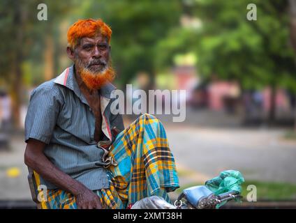 Ritratto di un uomo bengalese con una barba tinta in henné, divisione Khulna, Jessore, Bangladesh Foto Stock