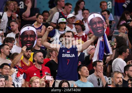 LILLE, FRANCIA - LUGLIO 28: Sostenitore della serbia durante la fase del gruppo maschile di pallacanestro - partita del gruppo C tra Serbia e Stati Uniti il secondo giorno dei Giochi Olimpici di Parigi 2024 allo Stade Pierre Mauroy il 28 luglio 2024 a Lille, Francia. © diebilderwelt / Alamy Stock Foto Stock