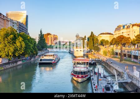 Vienna: fiume Donaukanal, vista di Urania, arrivo della nave Twin City Liner nel 01. Città vecchia, Wien, Austria Foto Stock