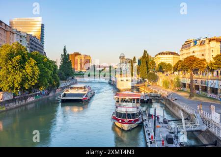 fiume Donaukanal, vista di Urania, arrivo sulla nave Twin City Liner Vienna 01. Centro storico di Vienna, Austria Foto Stock