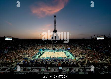 Parigi, Ile de France, Francia. 29 luglio 2024. Con la Torre Eiffel sullo sfondo, il sole tramonta sullo Stade Tour Eiffel durante la fase preliminare - Pool D Women's Beach Volley Match durante le Olimpiadi estive di Parigi del 2024 a Parigi, Francia. (Credit Image: © Walter Arce/ZUMA Press Wire) SOLO PER USO EDITORIALE! Non per USO commerciale! Foto Stock