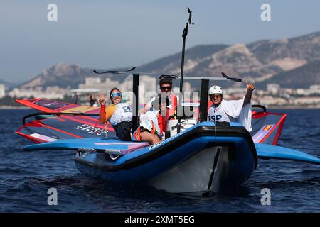 Marsiglia, Francia. 29 luglio 2024. Marinai in attesa del vento durante le gare di Windsurf ai Giochi Olimpici di Parigi 2024 a Marsiglia, Francia, 29 luglio 2024. Crediti: Zheng Huansong/Xinhua/Alamy Live News Foto Stock