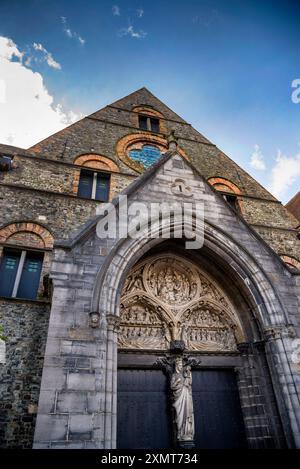 Timpano in pietra scolpita del portale gotico Old Saint John's Hospital a Bruges, Belgio. Foto Stock